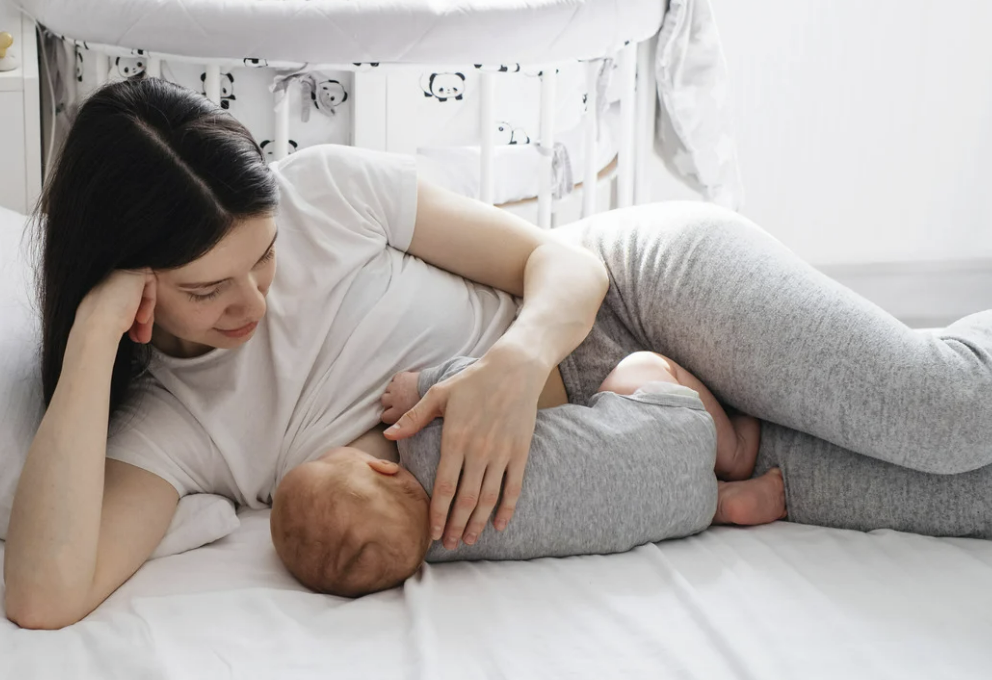 posisi menyusui, cara menyusui bayi, posisi menyusui newborn, menyusui nyaman, tips menyusui, Bunda, si Kecil